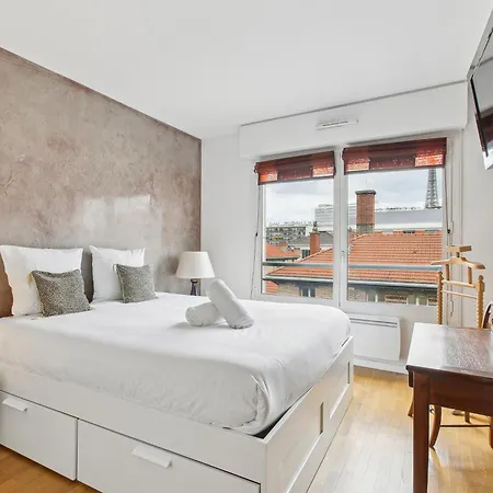 Proche De La Tour Eiffel Aparthotel 4*